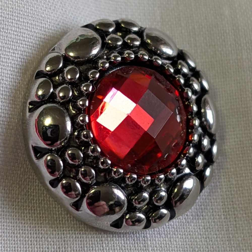Ginger Snap Silver Toned Red Facet Jewel Center 20mm Snap/Button EUC